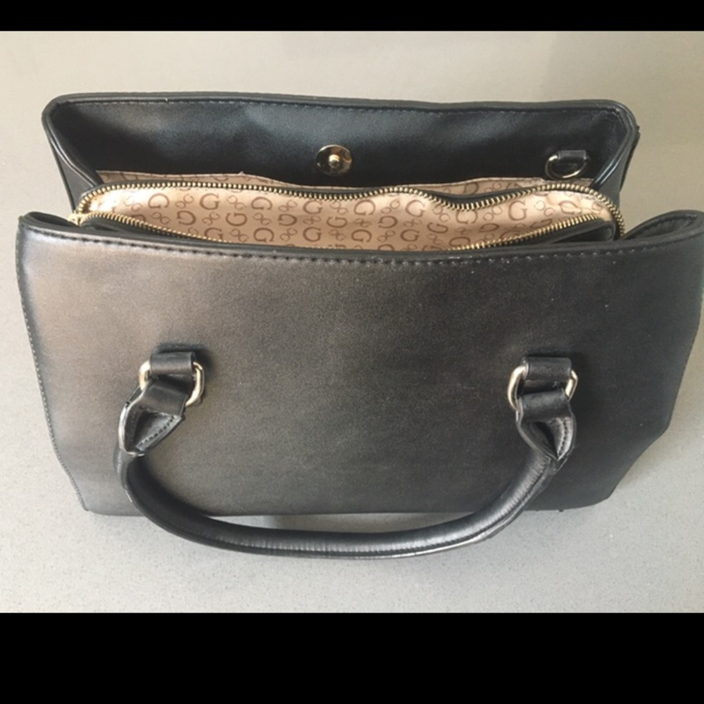 GUESS handbag 💄 - Picture 3 of 10
